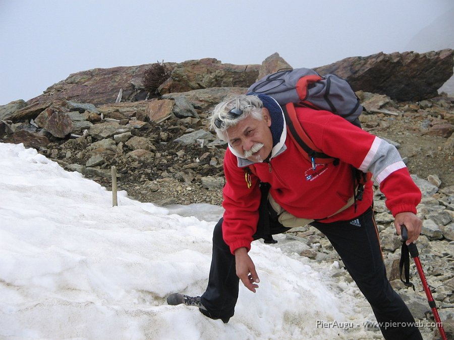 11   gli ultimi passi sul nevaio.JPG - 10   Gli ultimi passi sul nevaio